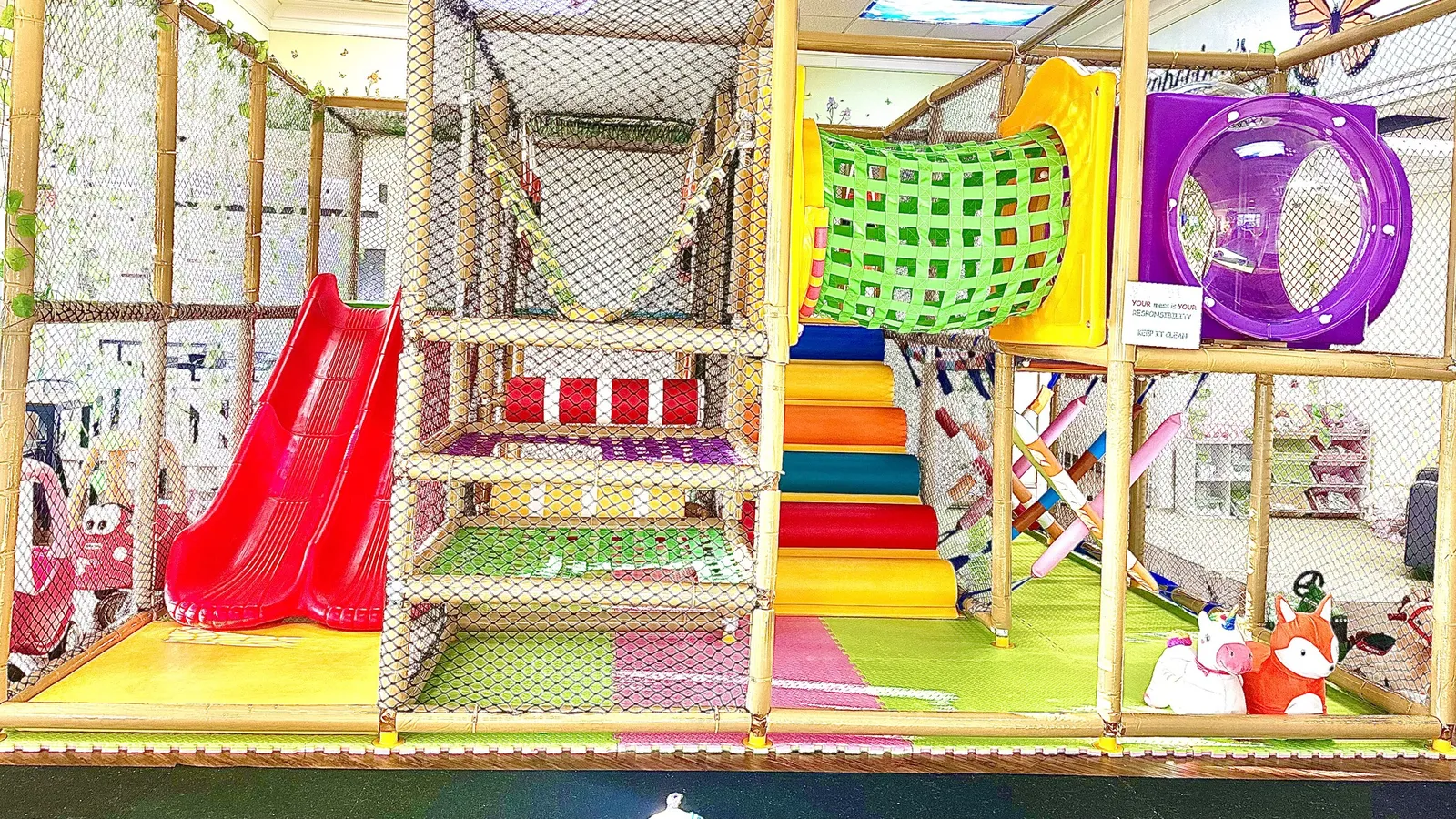 Children playing in the Peekabooboo’s Play Café pretend market